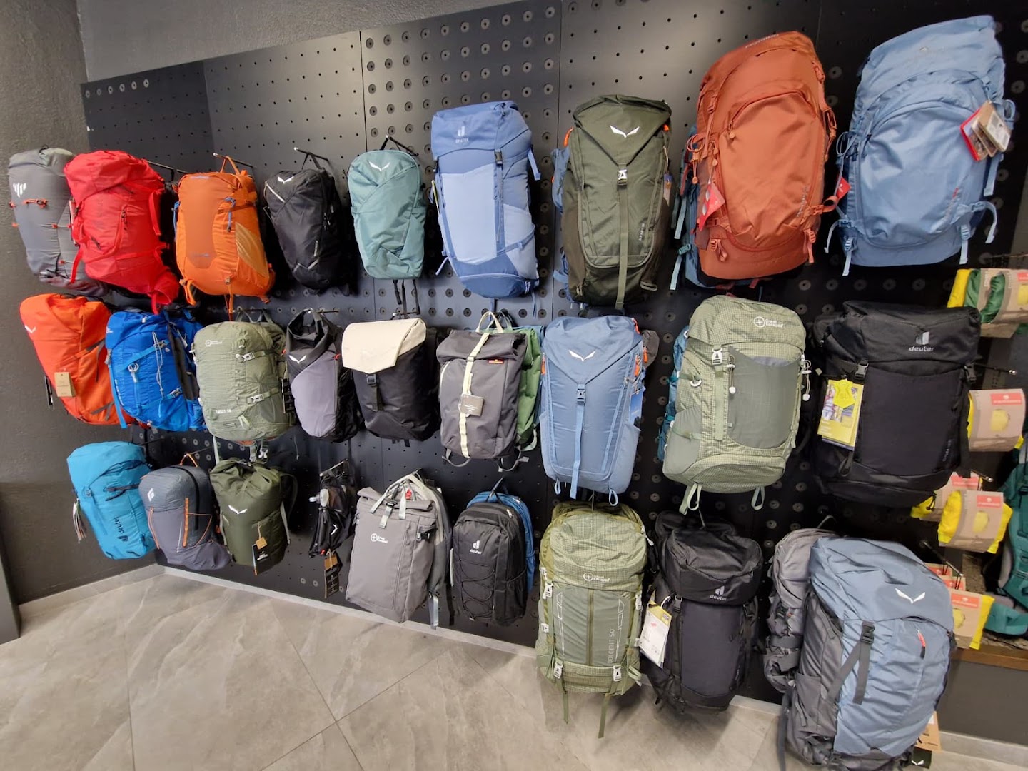 Mountain Shop Bergamo: clear display of shop products