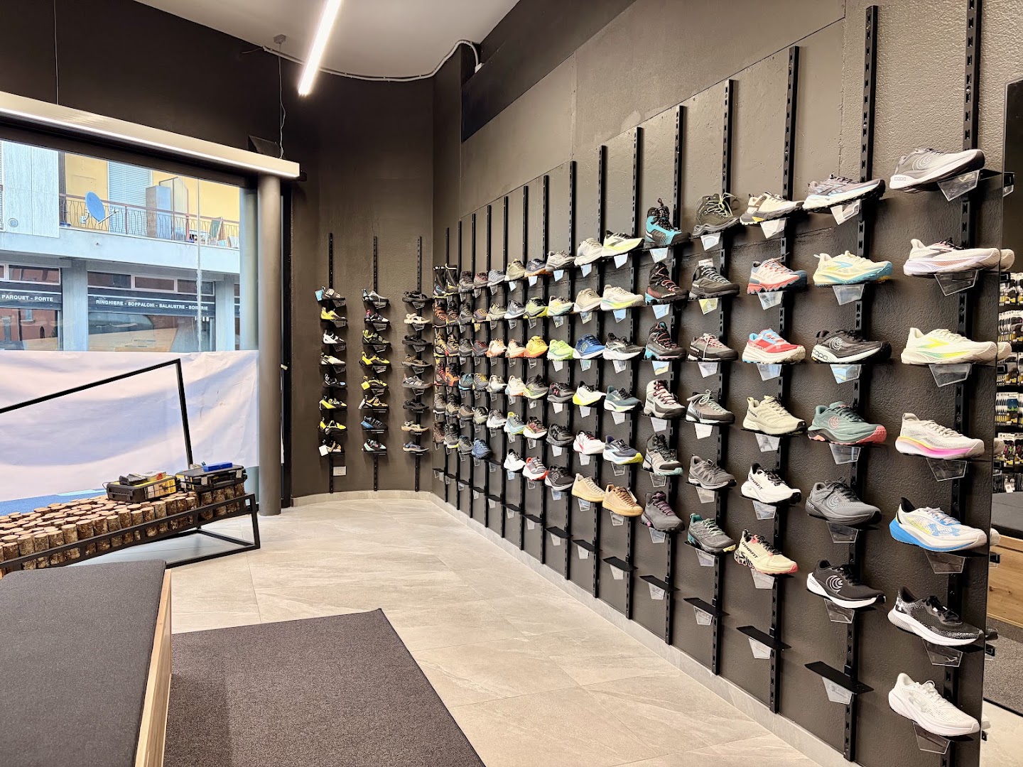 Mountain Shop Bergamo: clear display of shop products