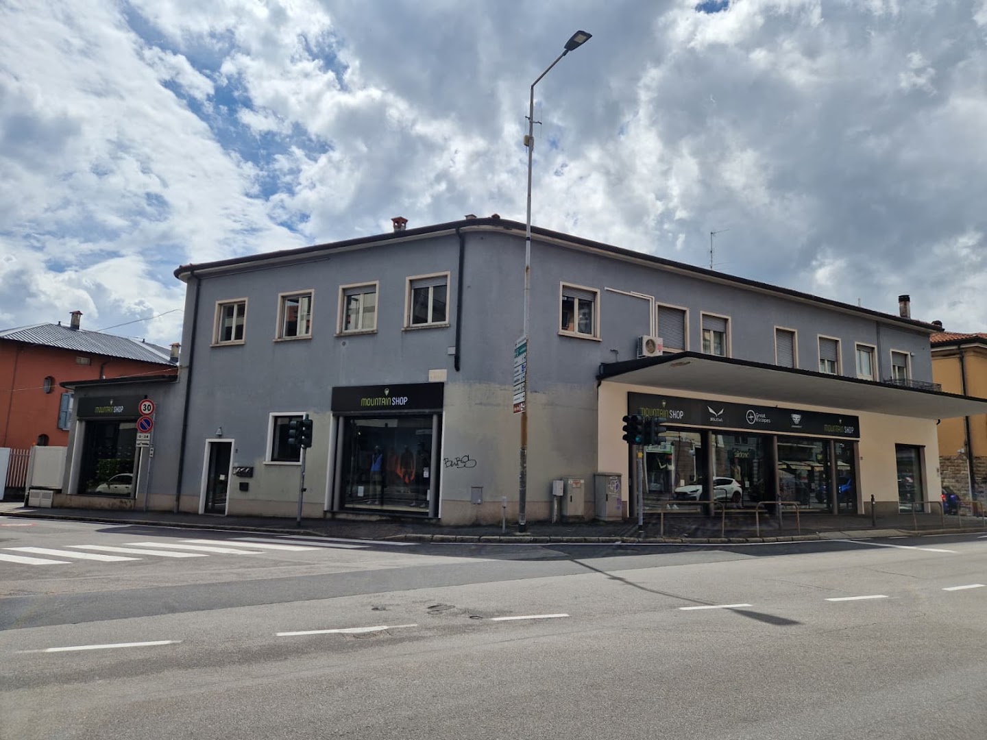 Mountain Shop Bergamo: clear exterior view of shop