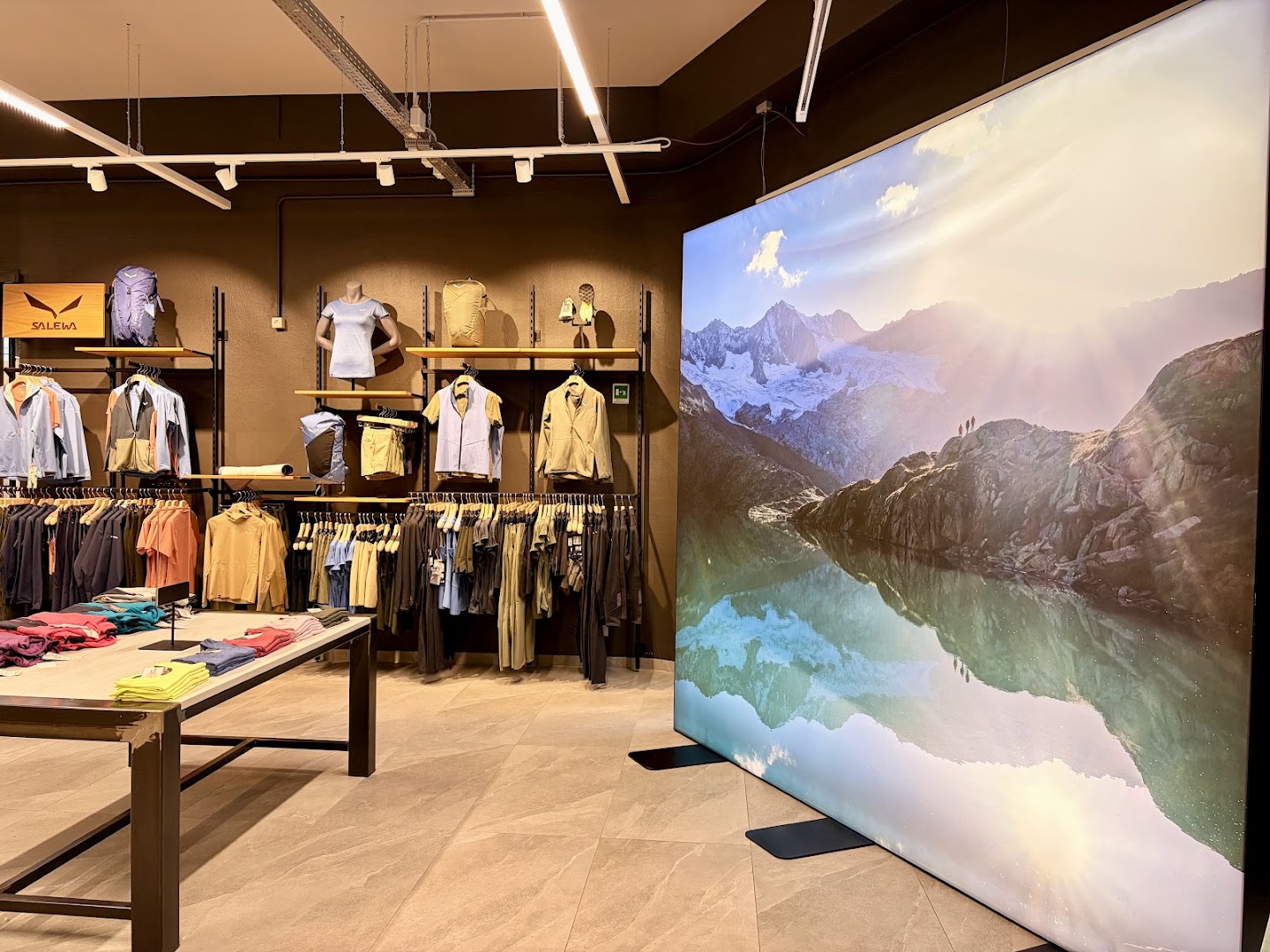 Mountain Shop Bergamo: clear, professional shop interior photo