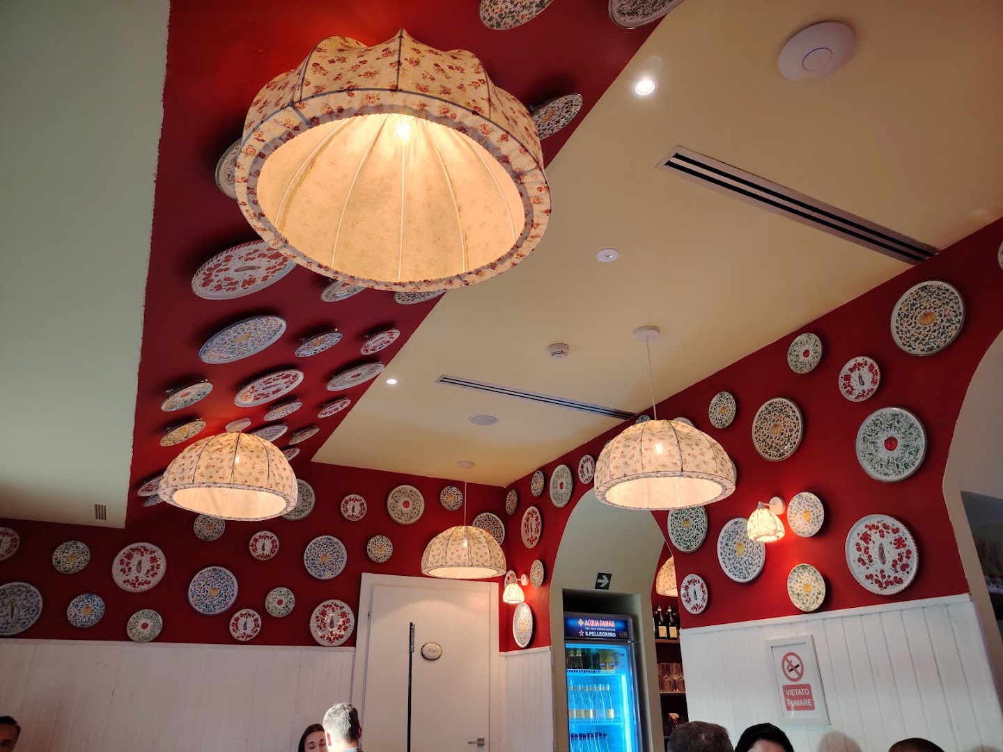 Pizzium: restaurant interior and decor