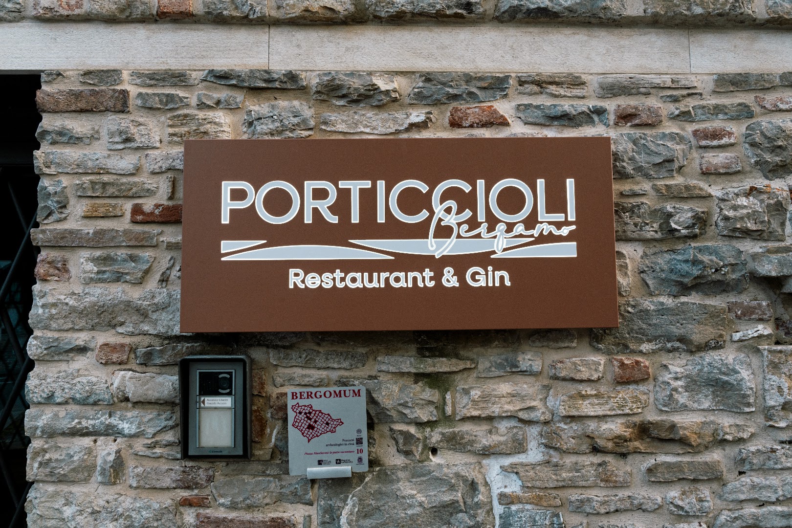 Porticcioli: clear signage of the restaurant
