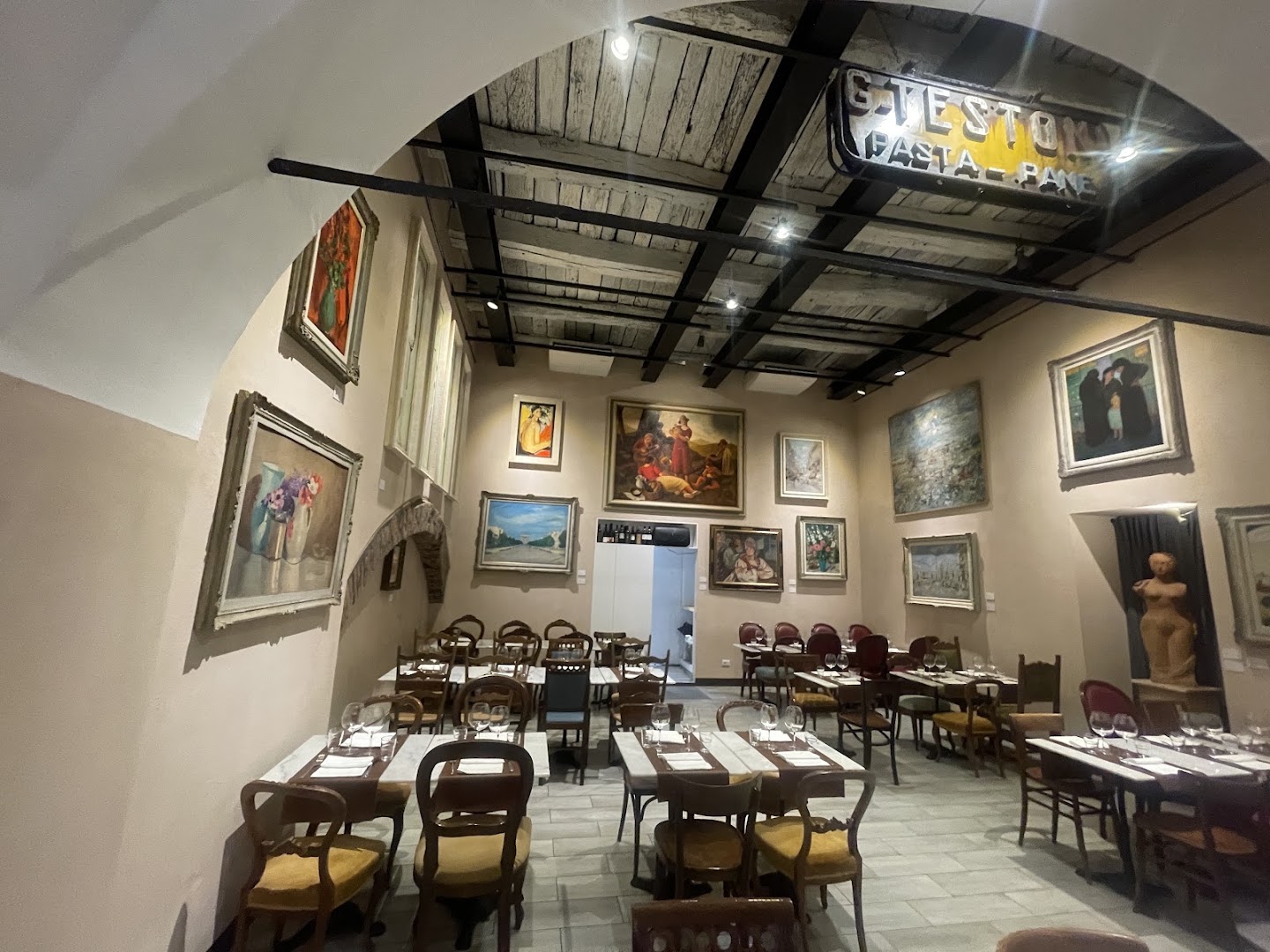 Volando: inviting restaurant interior atmosphere