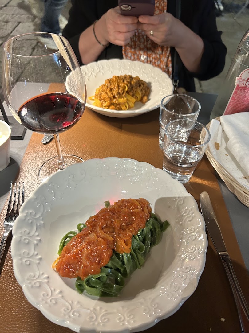 Volando: appetizing food and dining atmosphere