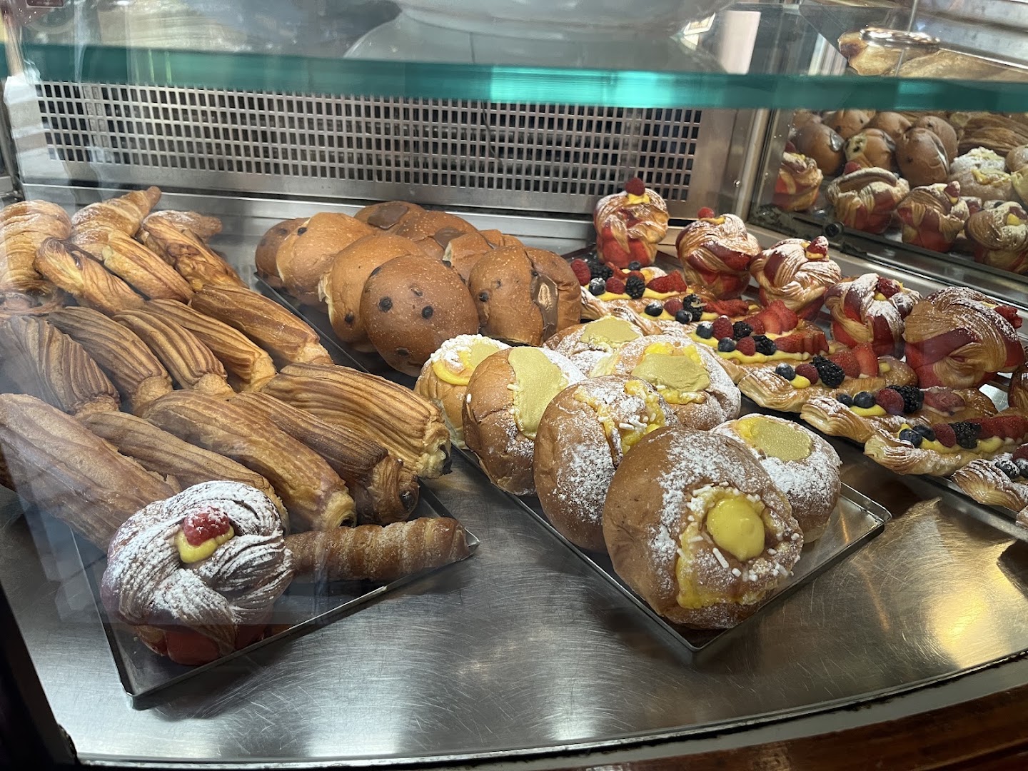 Caffè Svizzero: appetizing display of fresh pastries