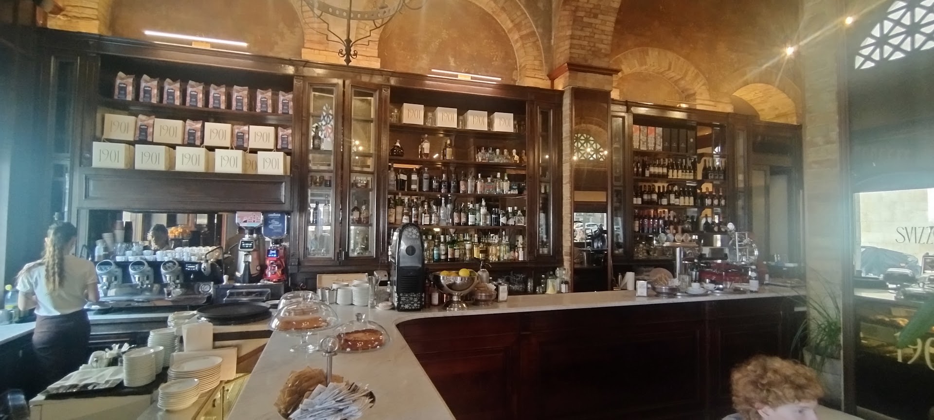 Caffè Svizzero: inviting cafe interior atmosphere