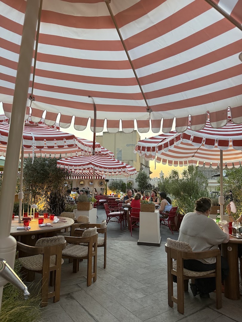 Democratico Rooftop: inviting atmosphere and clear view