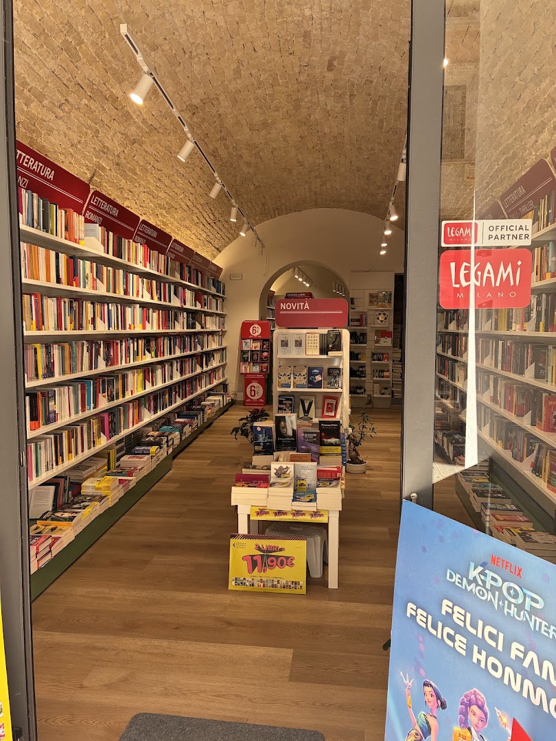 Mondadori Bookstore Via Manno: clear view of bookstore interior