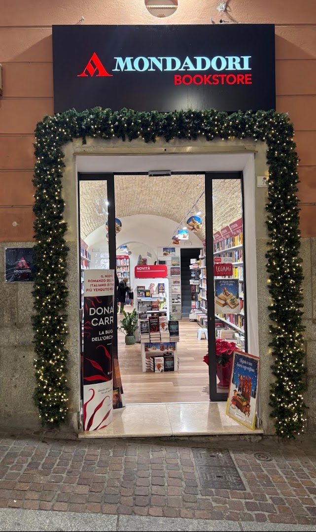 Mondadori Bookstore Via Manno: clear, inviting storefront view