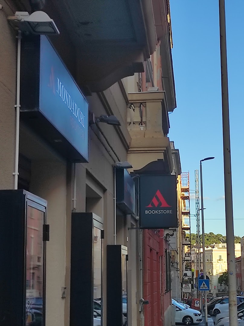 Mondadori Bookstore Via Manno: clear exterior signage of venue