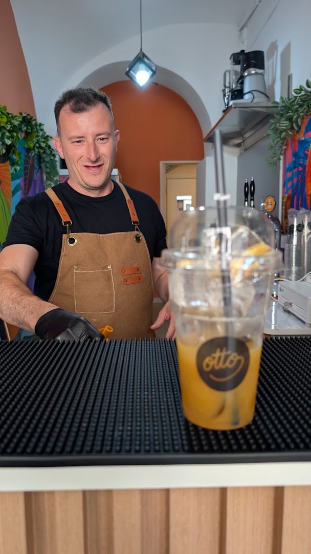 Otto: professional photo of friendly staff