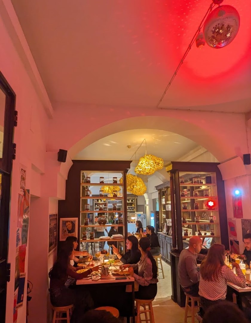 Rimanino: inviting restaurant atmosphere
