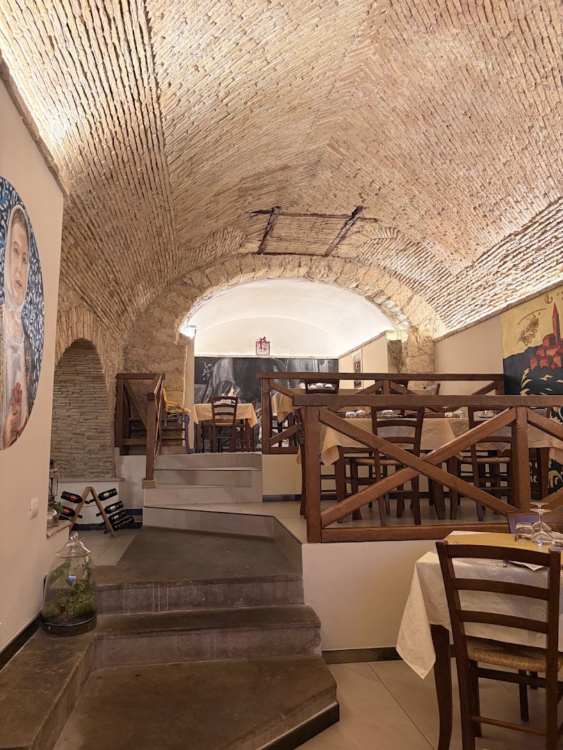 Su Lumarzu: attractive restaurant interior atmosphere