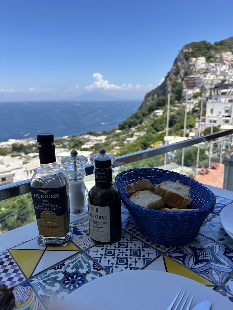 Ambasciatori Capri: beautiful view and inviting atmosphere