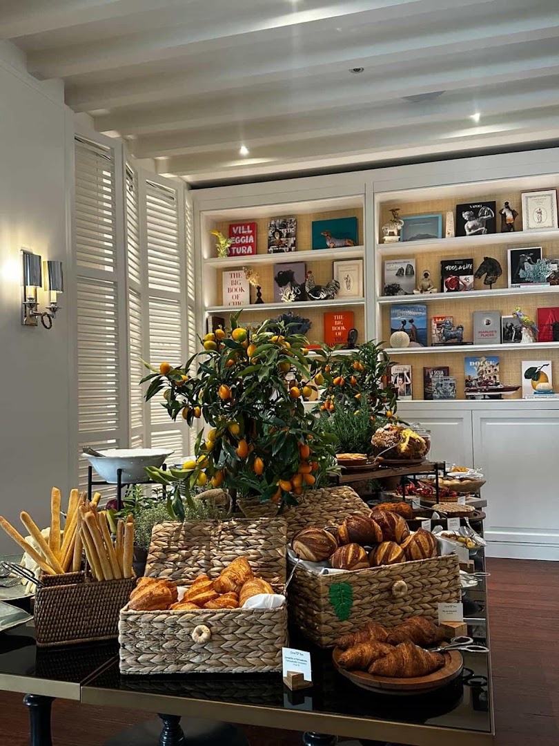 Casa Tua Capri: attractive, high-quality restaurant interior shot
