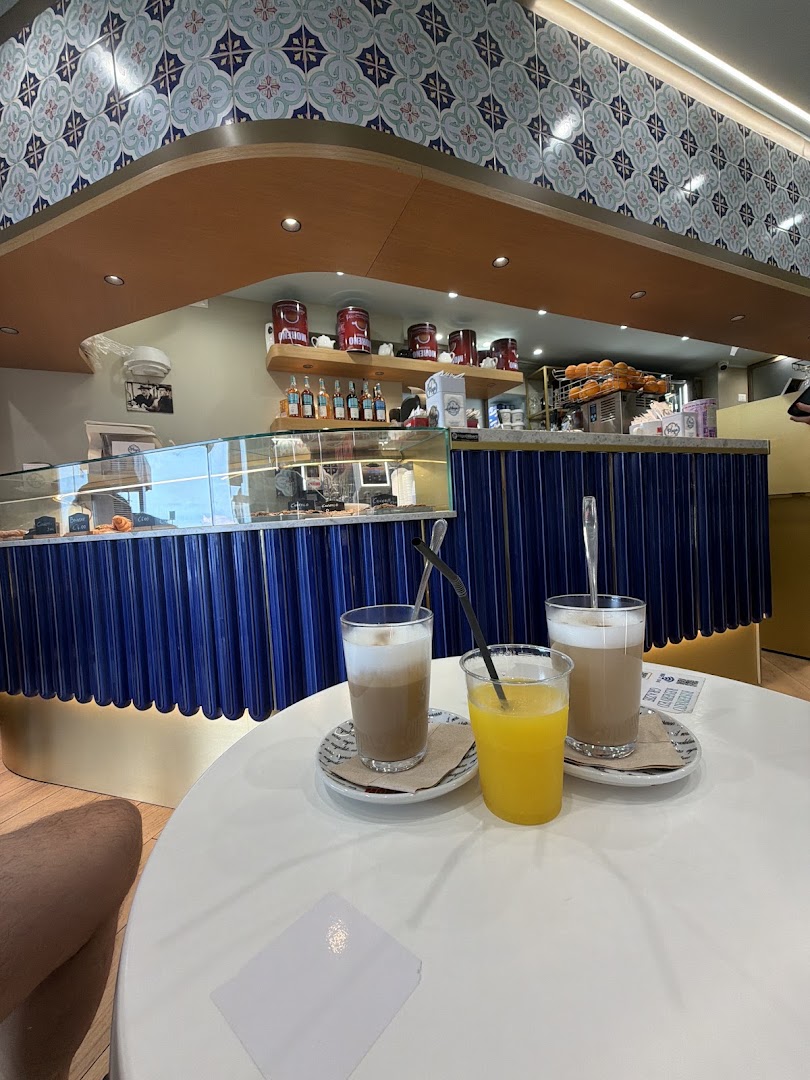 La Plaza Capri: appealing breakfast setting and atmosphere