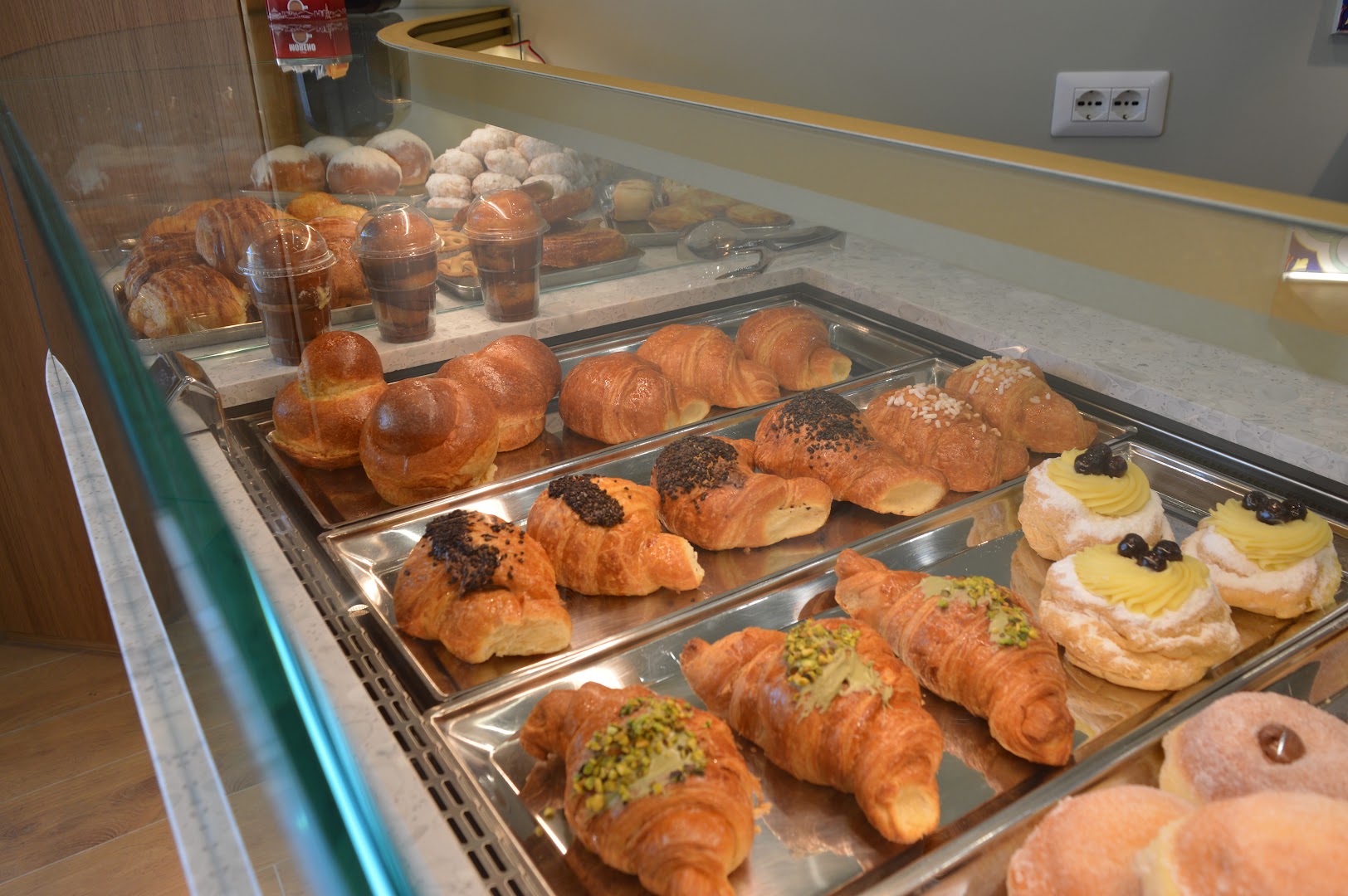 La Plaza Capri: appetizing display of fresh pastries