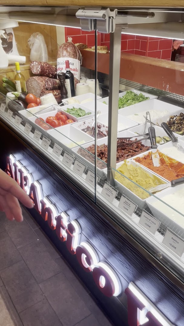 All'Antico Vinaio: appetizing display of fresh ingredients