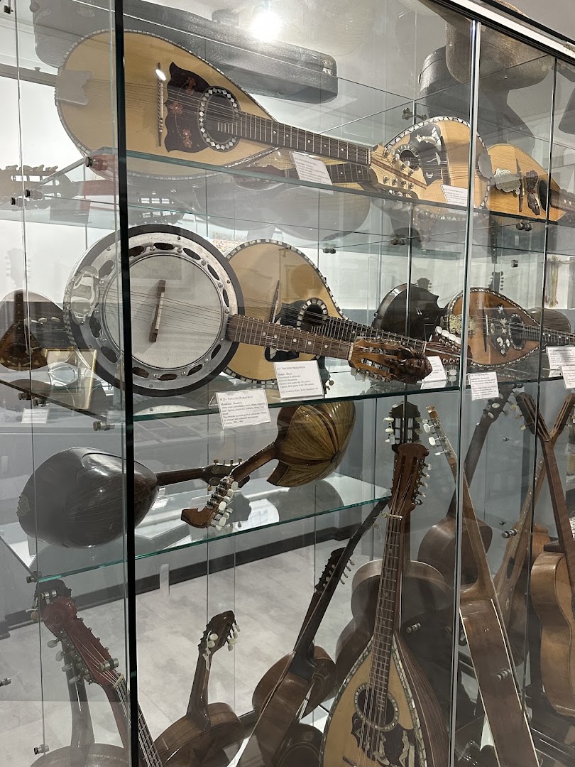 Fondazione Kalòs: clear display of museum collection