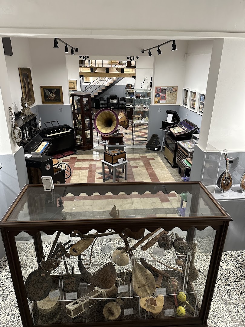 Fondazione Kalòs: clear view of museum collection