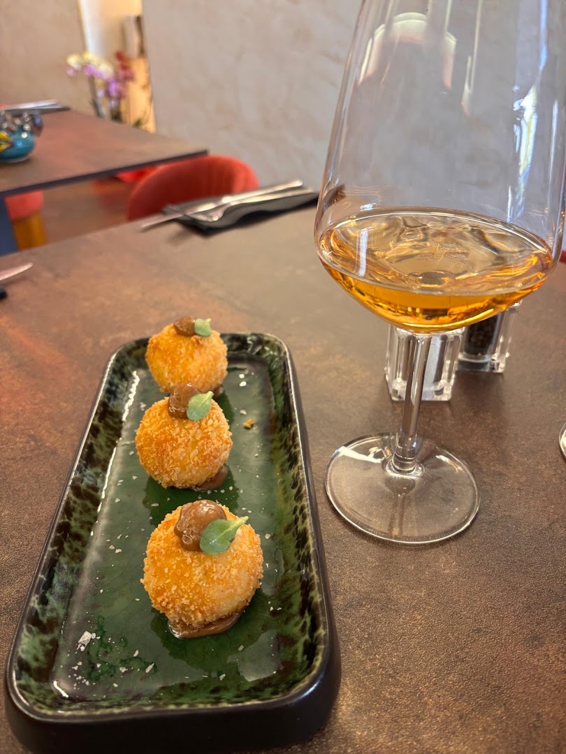 Kalamarè: appetizing food and drink presentation