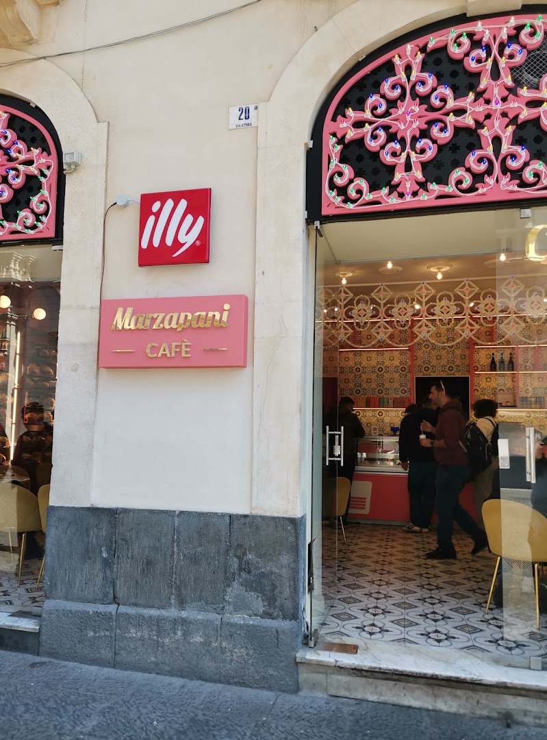 Marzapani Cafè: clear, inviting storefront photo