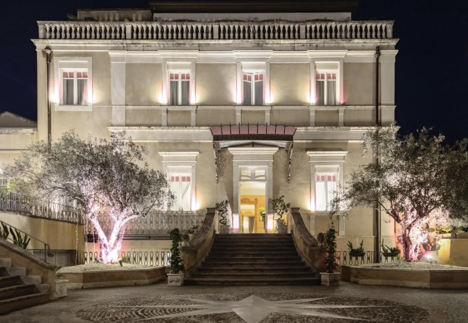 UNAHOTELS One Catania: beautiful professional exterior night shot