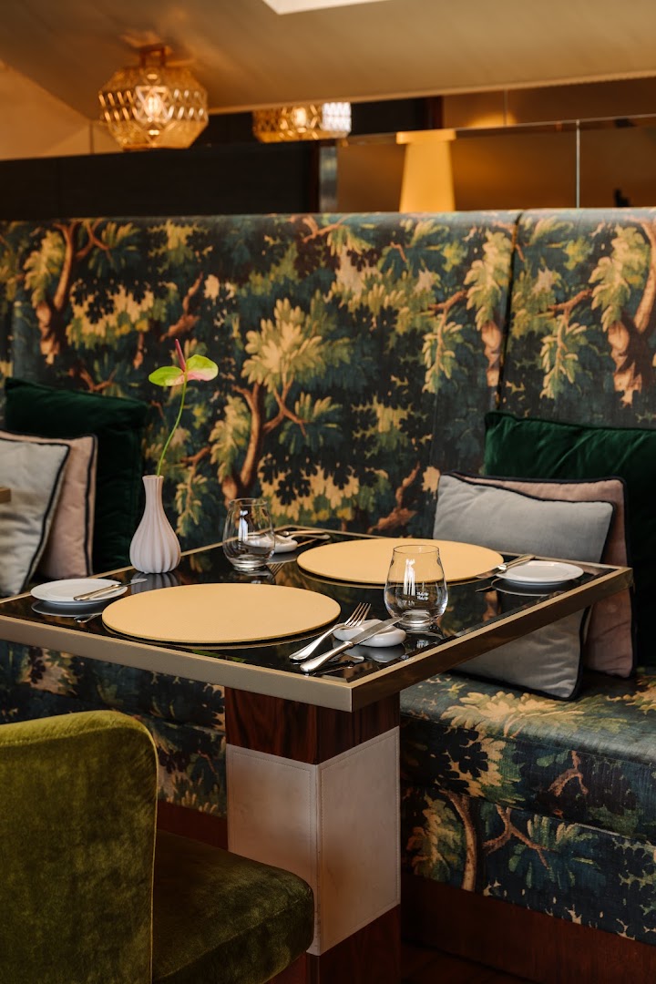 Altariva: professional, inviting restaurant interior shot