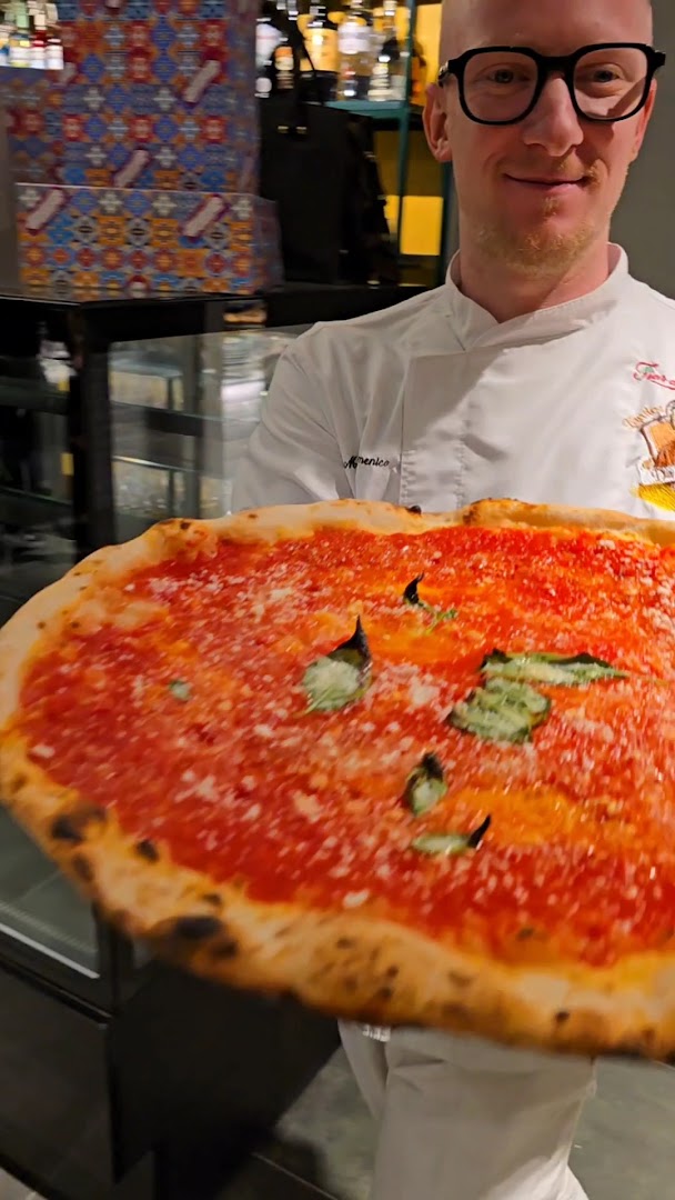 L'Antica Pizzeria Da Michele: chef presenting high quality pizza