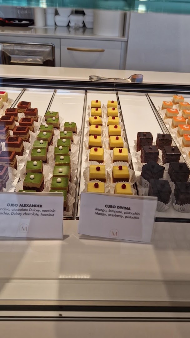 Pasticceria Martesana: high quality display of products