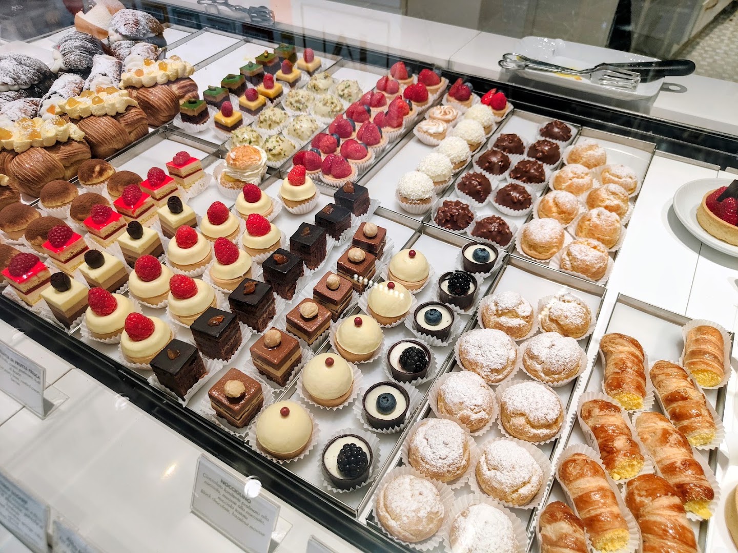 Pasticceria Martesana: high quality display of pastries