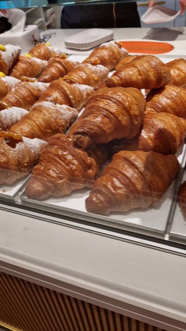 Pasticceria Martesana: appetizing display of fresh pastries