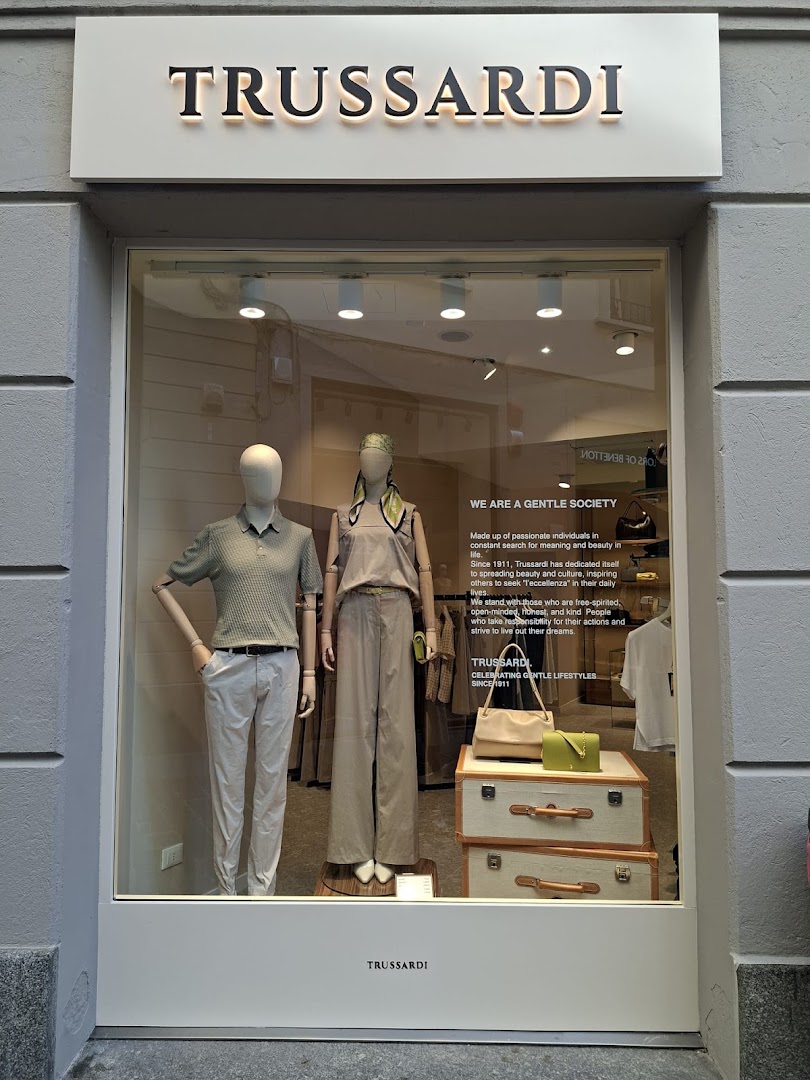 Trussardi Boutique Como: clear storefront and window display