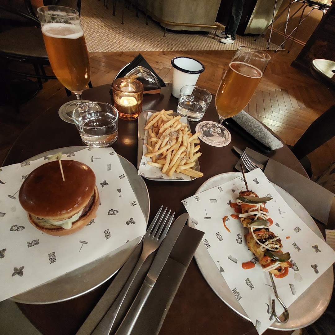 Enoteca Violetta: appetizing food and drink presentation