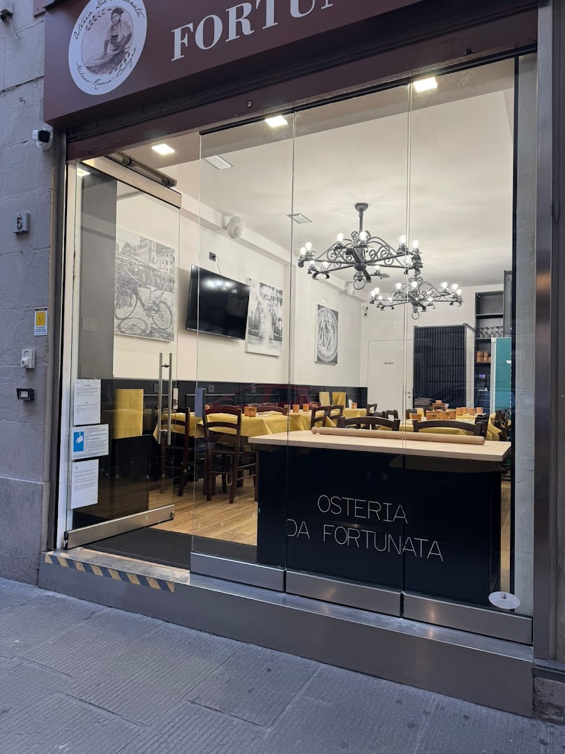 Osteria da Fortunata: clear, inviting view of interior