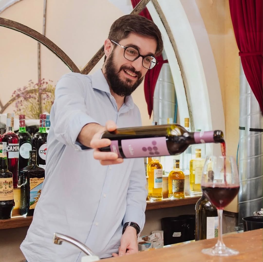 Hostaria al Mercato: professional staff pouring wine