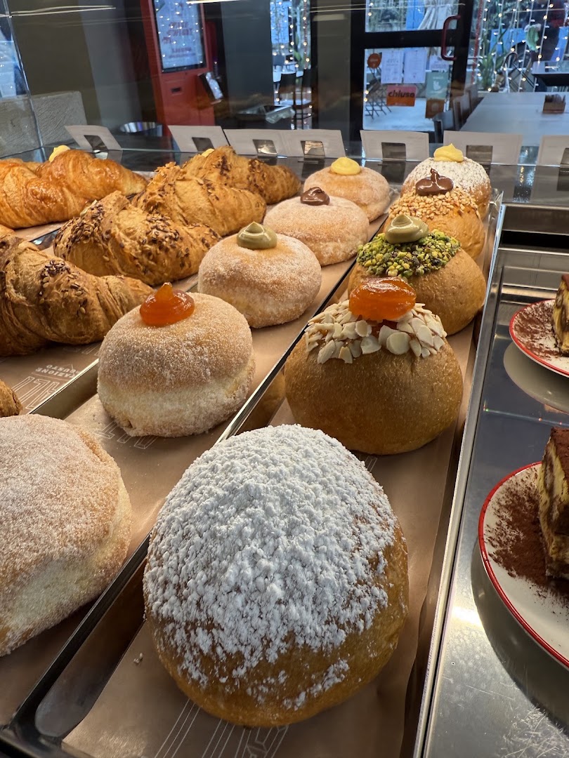 ALT Stazione del Gusto: appetizing display of fresh pastries