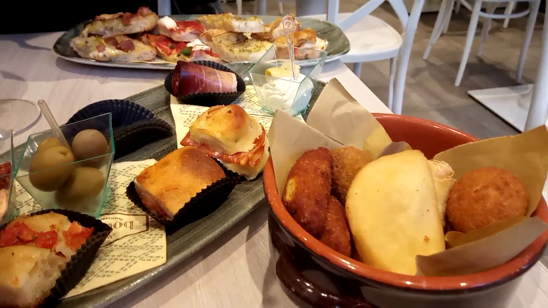 Boulangerie di Lecce: appetizing display of breakfast food