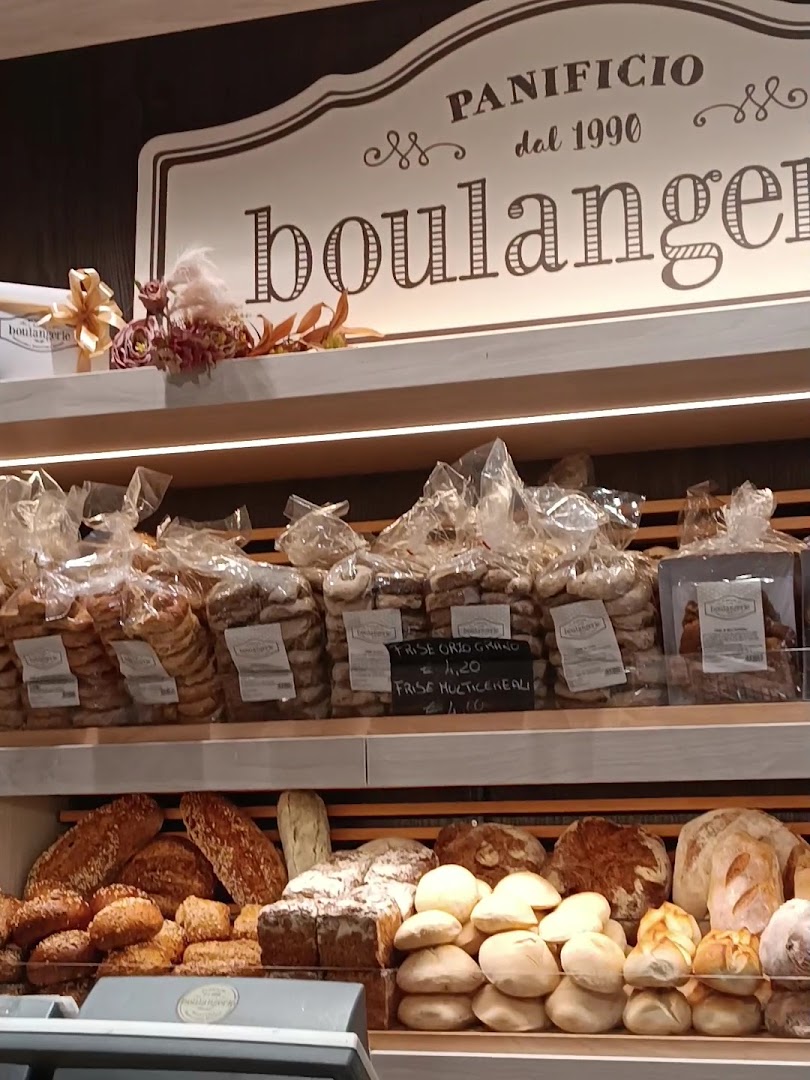 Boulangerie di Lecce: appealing display of fresh bread