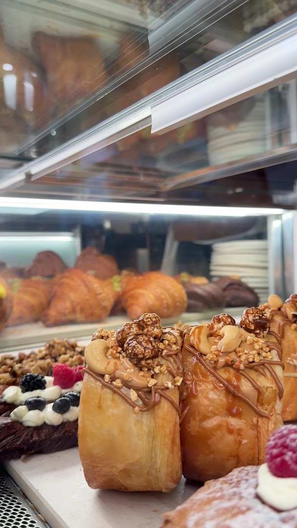 Branci: appetizing display of fresh pastries