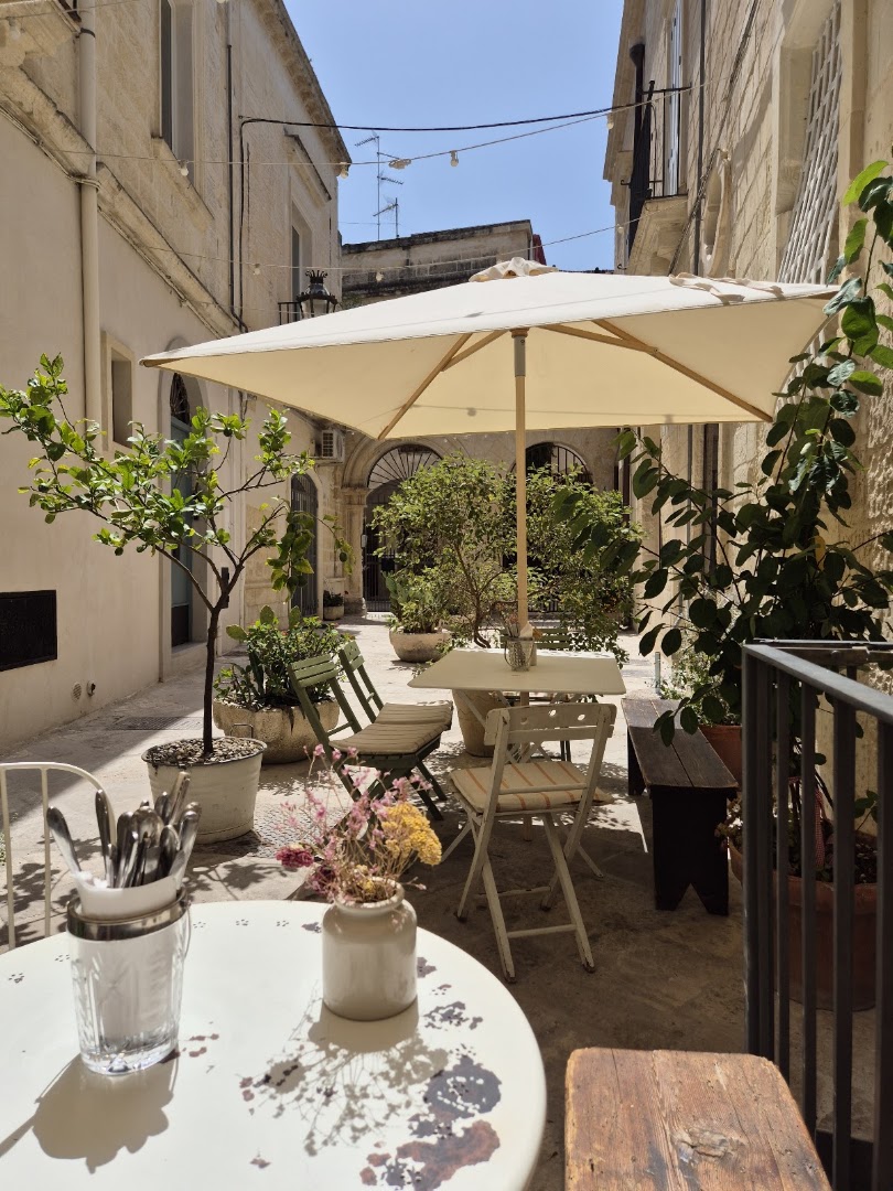 Filiera Café: inviting and atmospheric terrace setting