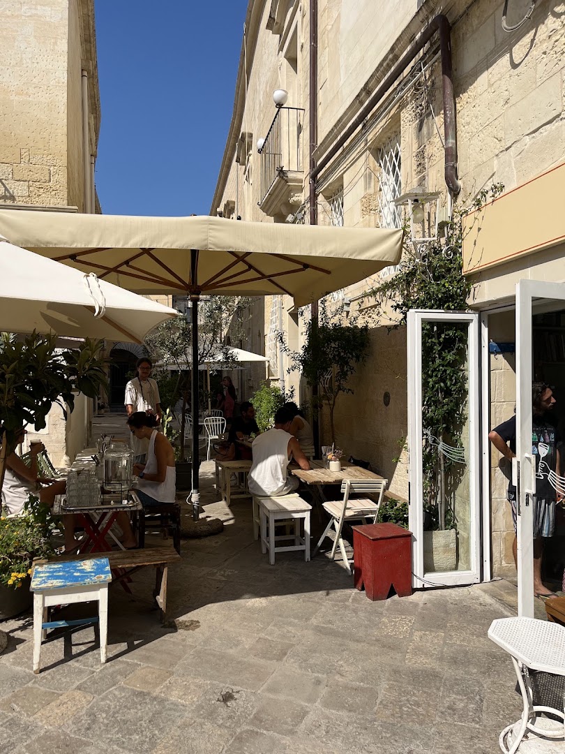 Filiera Café: inviting outdoor seating area