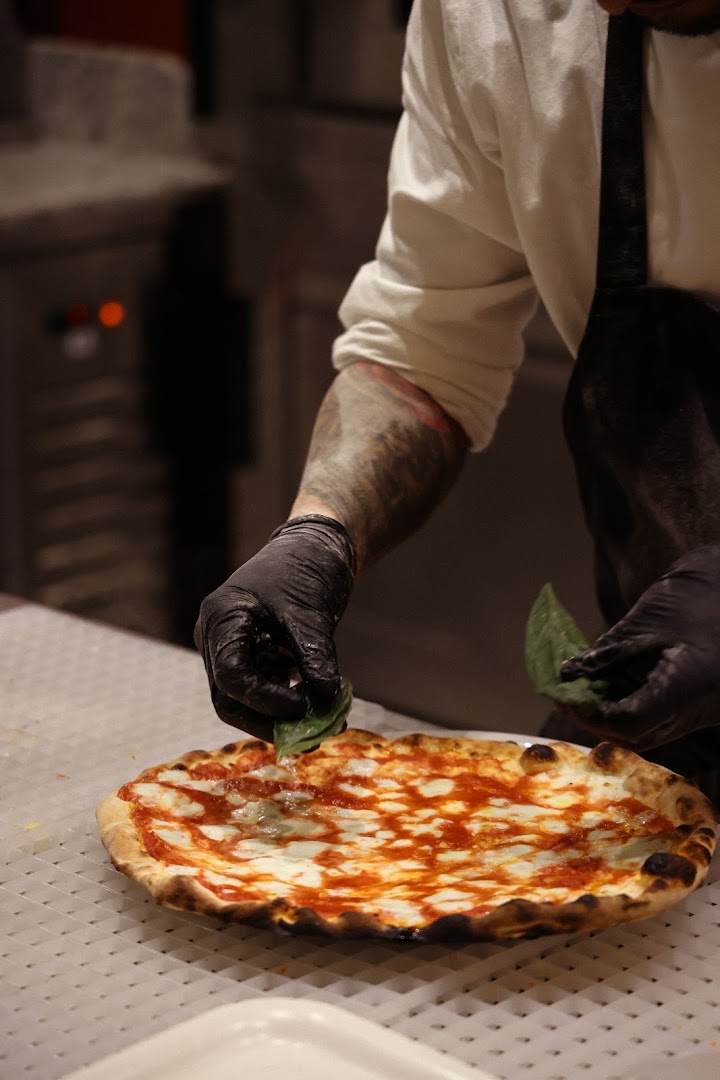 Gigi Vera Pizza: professional shot of pizza preparation