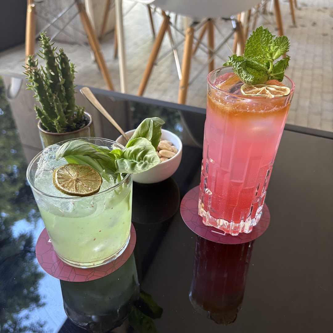 Loblò: appealing photo of bar drinks