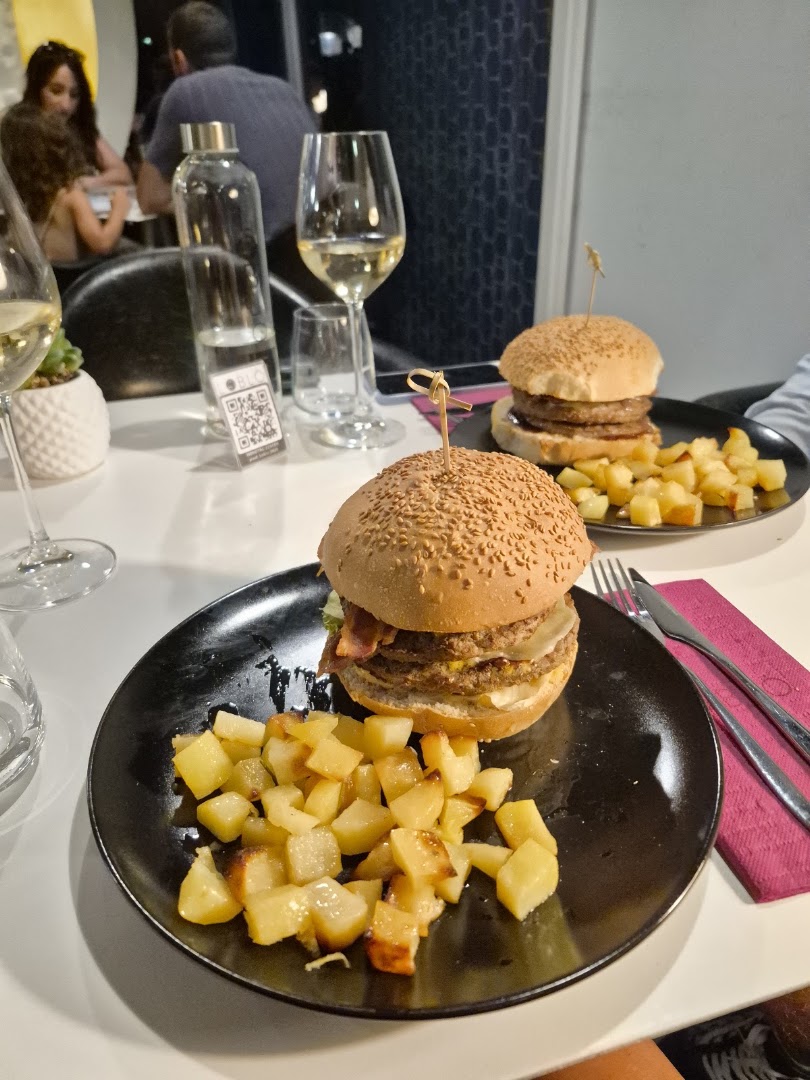 Loblò: appetizing food photo at venue