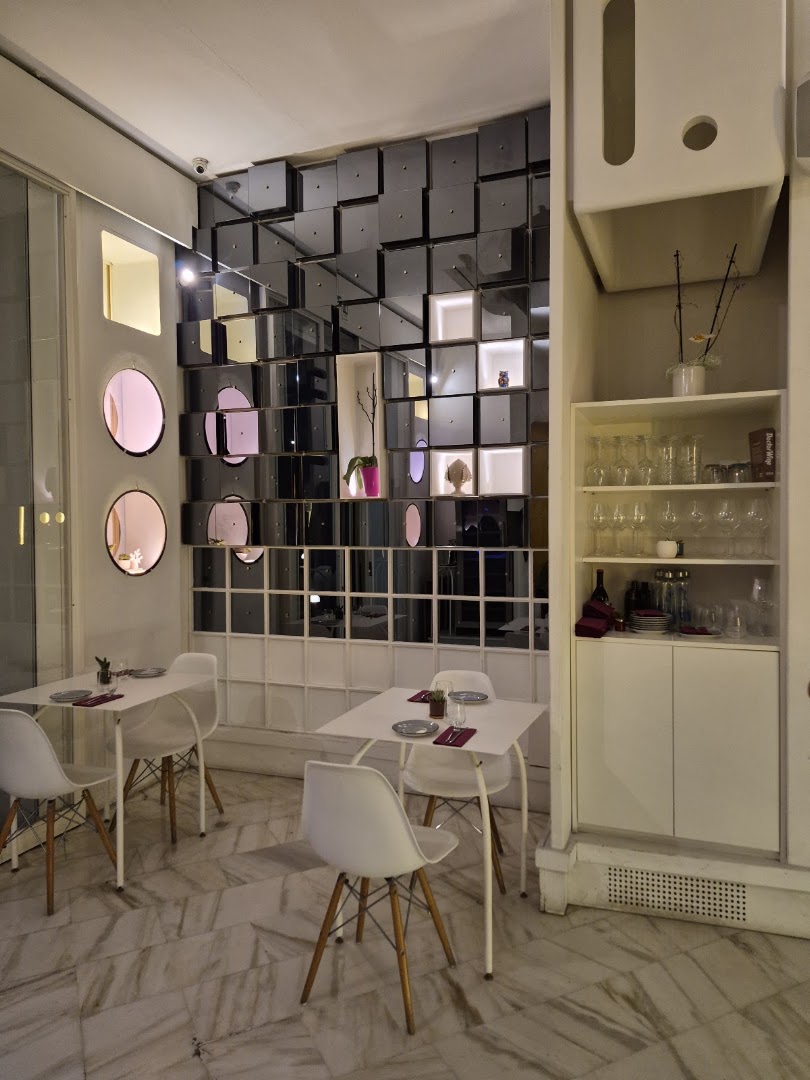 Loblò: clear, professional interior shot