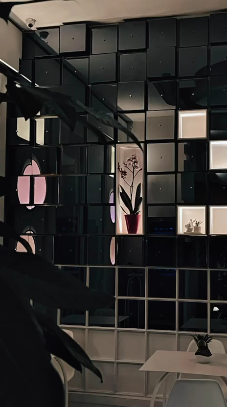 Loblò: stylish interior captures venue atmosphere