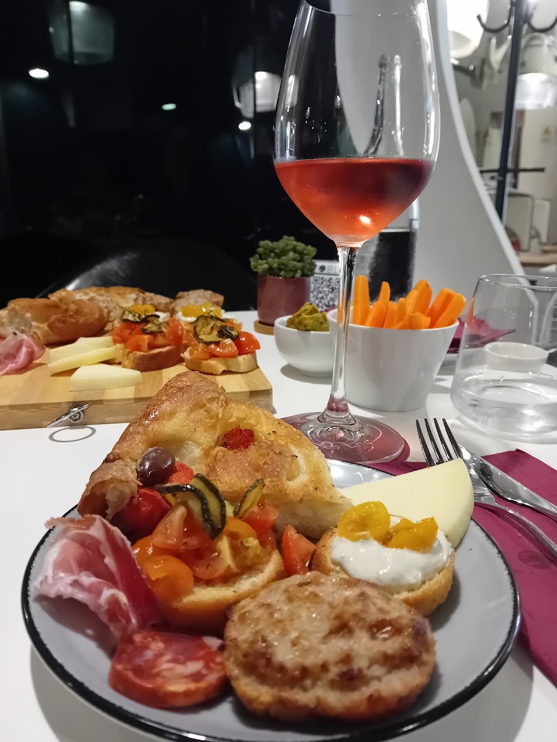 Loblò: appetizing food and drink presentation