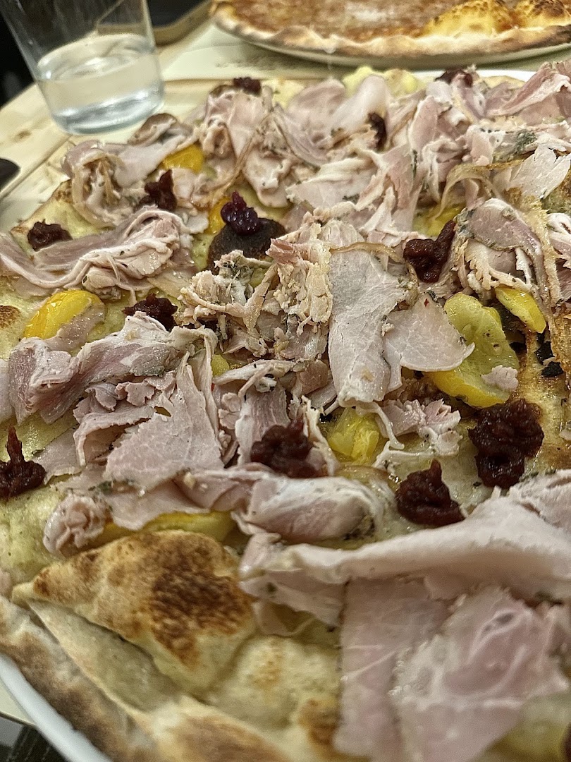 Loop Pizza Croccante: appetizing, high-quality food photography