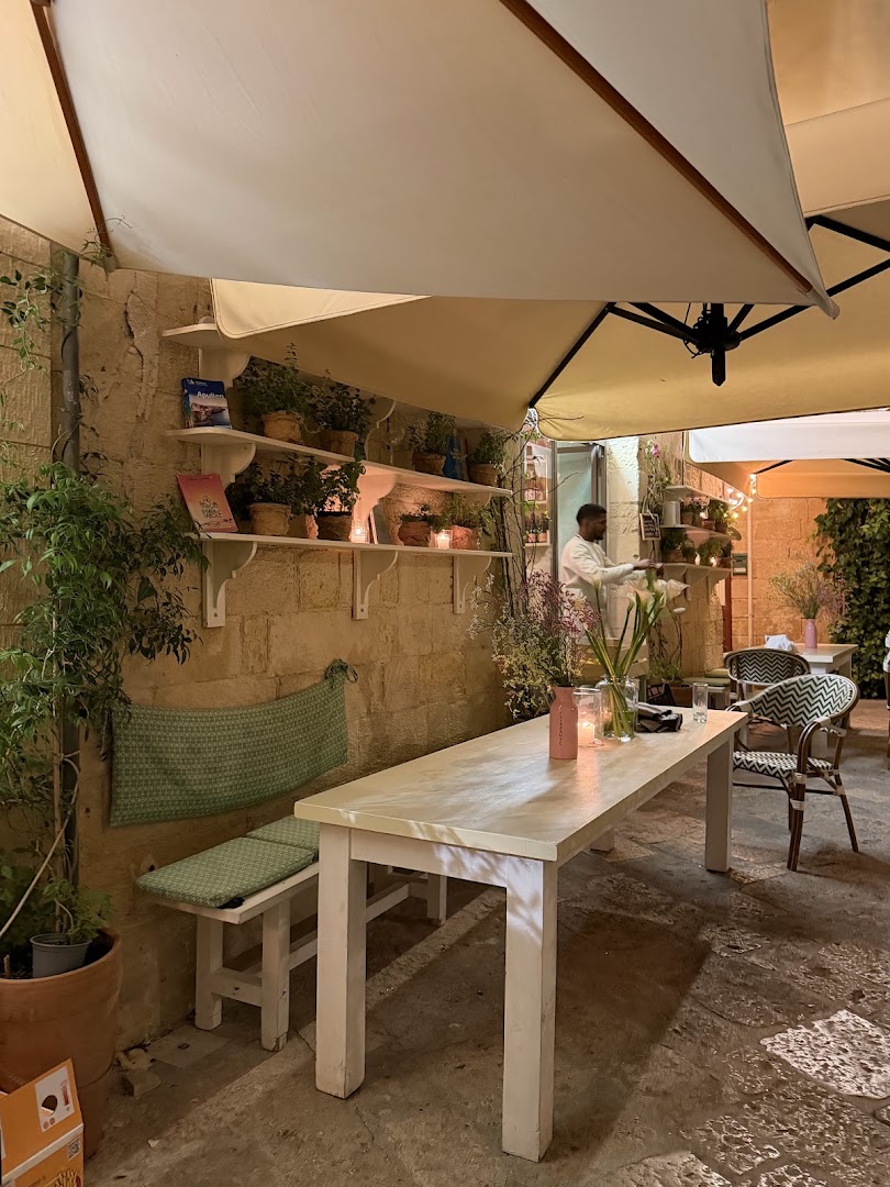 Mariaparadiso: inviting and atmospheric restaurant terrace